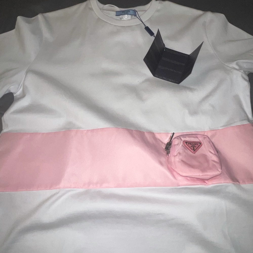 💗🤍💗🤍AUTHENTIC STYLISH PRADA TEE 💗🤍💗💓